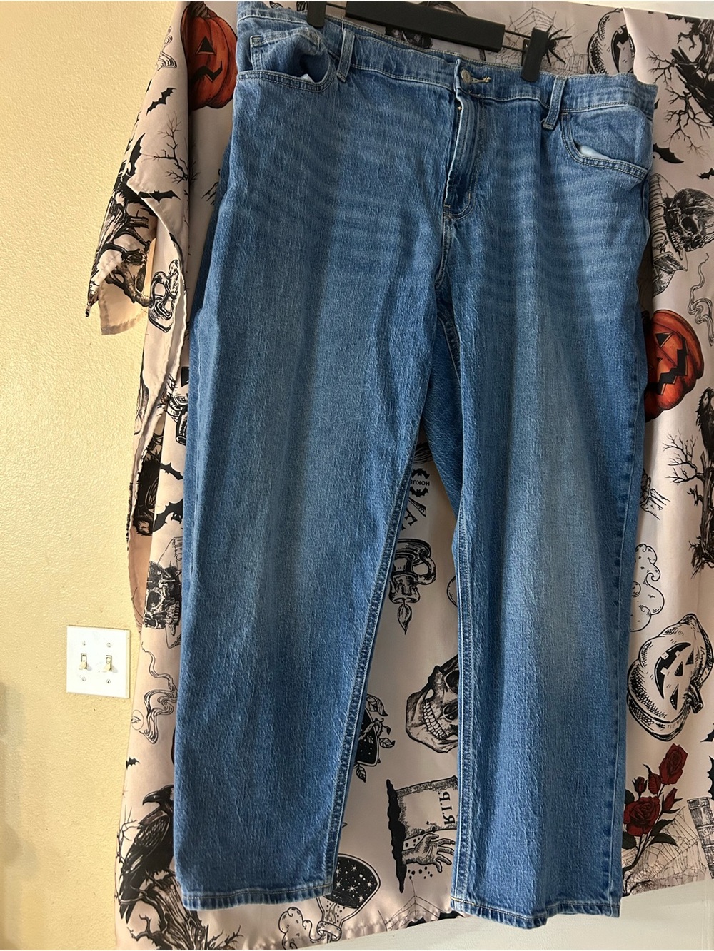 Old Navy Straight-Leg Women's Jeans in Medium Blue Wash. boyfriend jeans